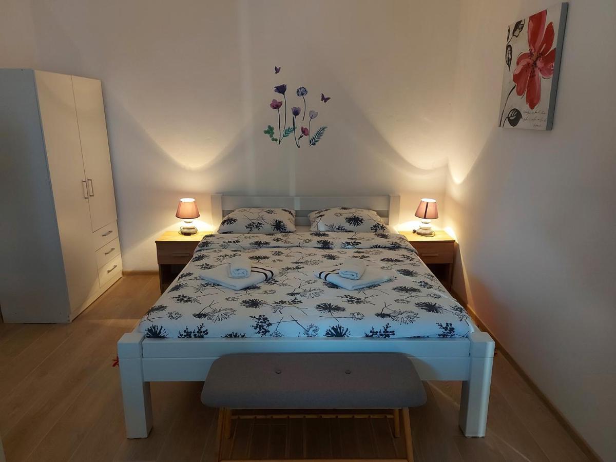 Apartment Rosie Smoljanac Buitenkant foto